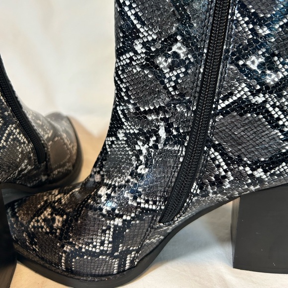 Diba True Boots Faux Snake Skin Chunky 3.5in Heel Black White Point Toe Size 7.5 - Picture 5 of 15